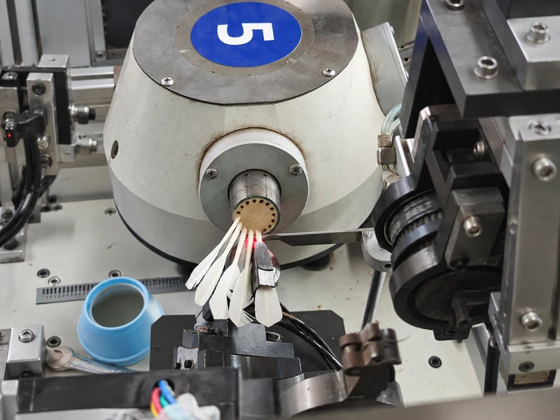 Vertical quill-to-cork insertion press fitting module
